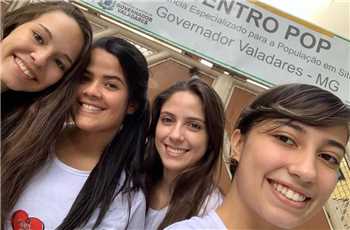 Estudantes cuidam população em situação de rua